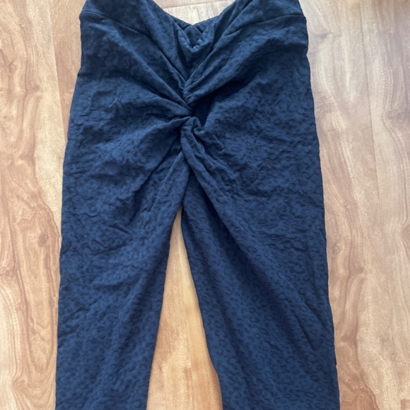 Lici Fit- black leopard scrunch leggings limited edition - Picture 2 of 4